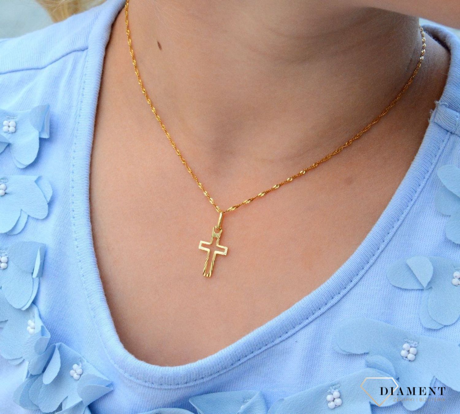 Złota zawieszka, delikatnie grawerowany krzyżyk ZA 1481 333. Efektowny delikatny krzyżyk wykonano z żółtego złota wysokiej próby 333. Grawerowana zawieszka. Krzyżyk złoty. Złoty krzyżyk zawieszka..jpg